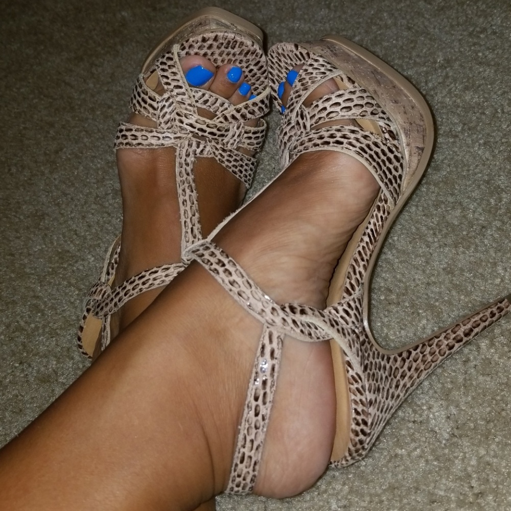 Paprika heels
